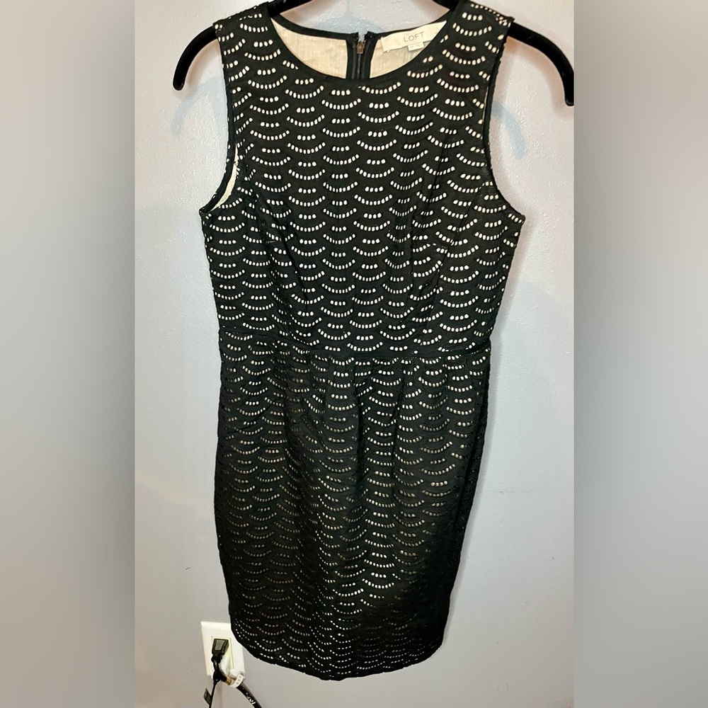 Anne Taylor loft key hole lace dress